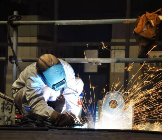 電焊服為什么是白色的衣服？焊工為什么穿白色帆布工作服？