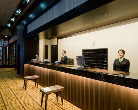 公司前臺穿什么衣服？