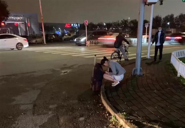 未及時換冬裝,海航空姐被凍瑟瑟發(fā)抖